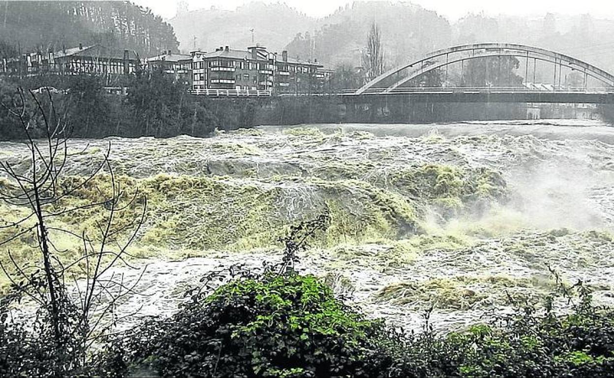 El Cadagua se desbordó ayer a su paso por Alonsotegi. 