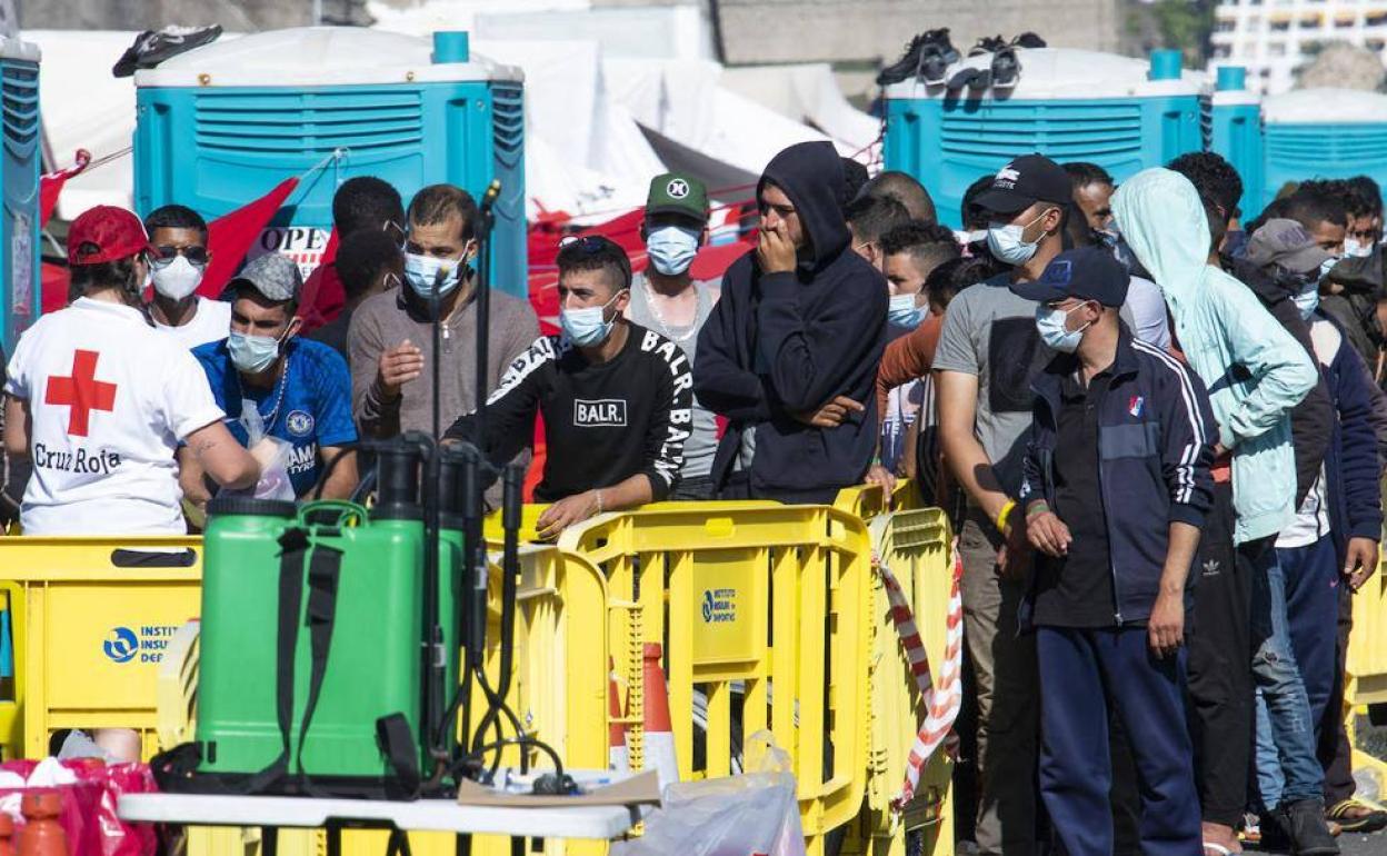 El muelle de Arguineguín ha llegado a albergar a unas 2.300 personas. Esta semana se ha trasladado a un millar a otras dependencias. 