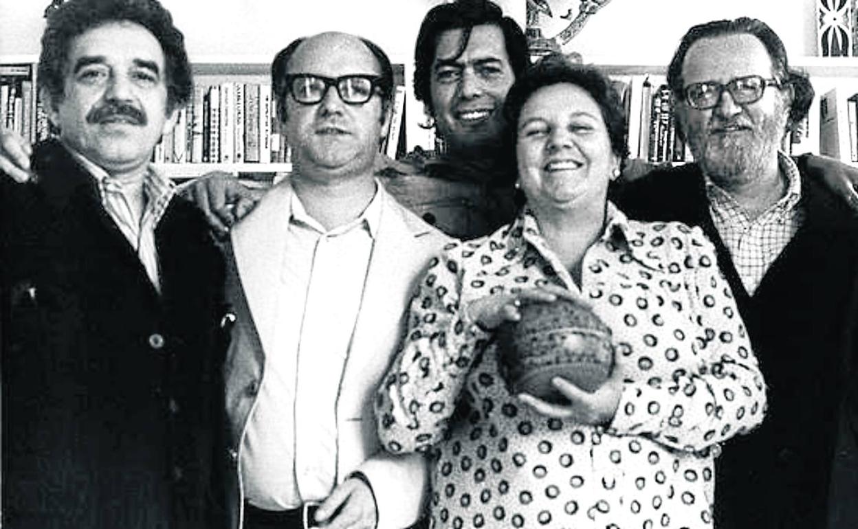 Carmen Balcells, junto a Gabriel García Márquez, Jorge Edwards, Mario Vargas Llosa, José Donoso y el director y guionista Ricardo Muñoz Suay, en 1974. 