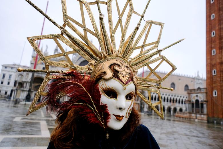 Fotos: Juerguistas celebran el carnaval en Venecia a pesar de estar cancelado por la pandemia. | El Correo