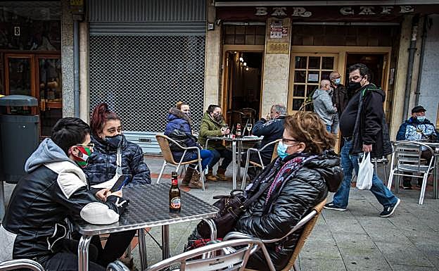 El Gobierno vasco pide a hosteleros y clientes ser «exigentes» con las medidas en la vuelta a los bares