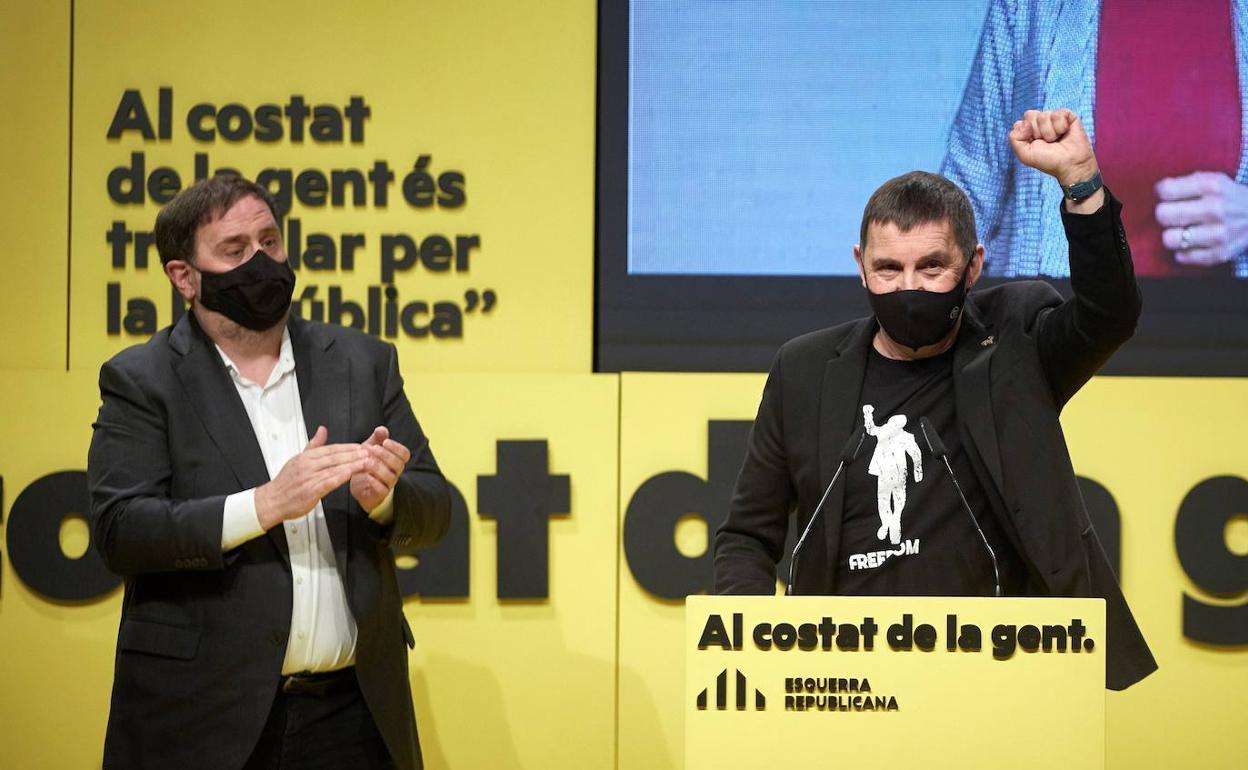Arnaldo Otegi, junto a Oriol Junqueras en el mitin que ERC organizó ayer en Girona. 