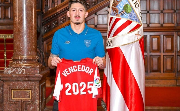 Vencedor posa con su camiseta conmemorativa en Ibaigane. 