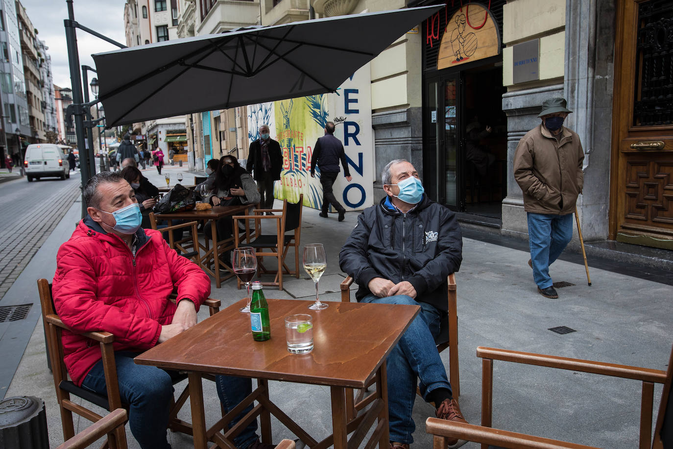 Fotos: Así ha sido el primer día con los bares abiertos