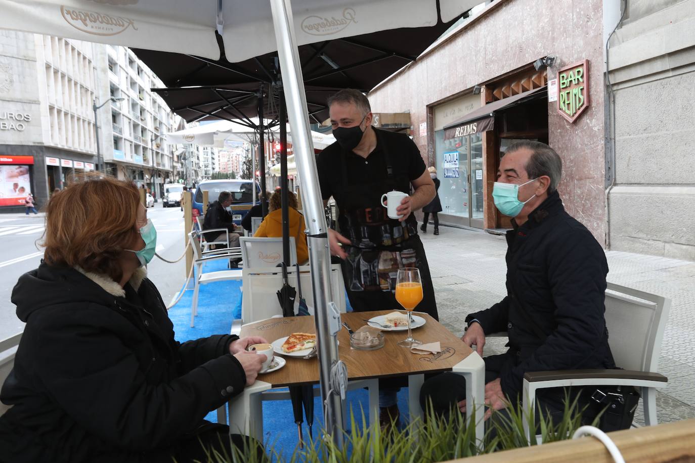 Fotos: Así ha sido el primer día con los bares abiertos