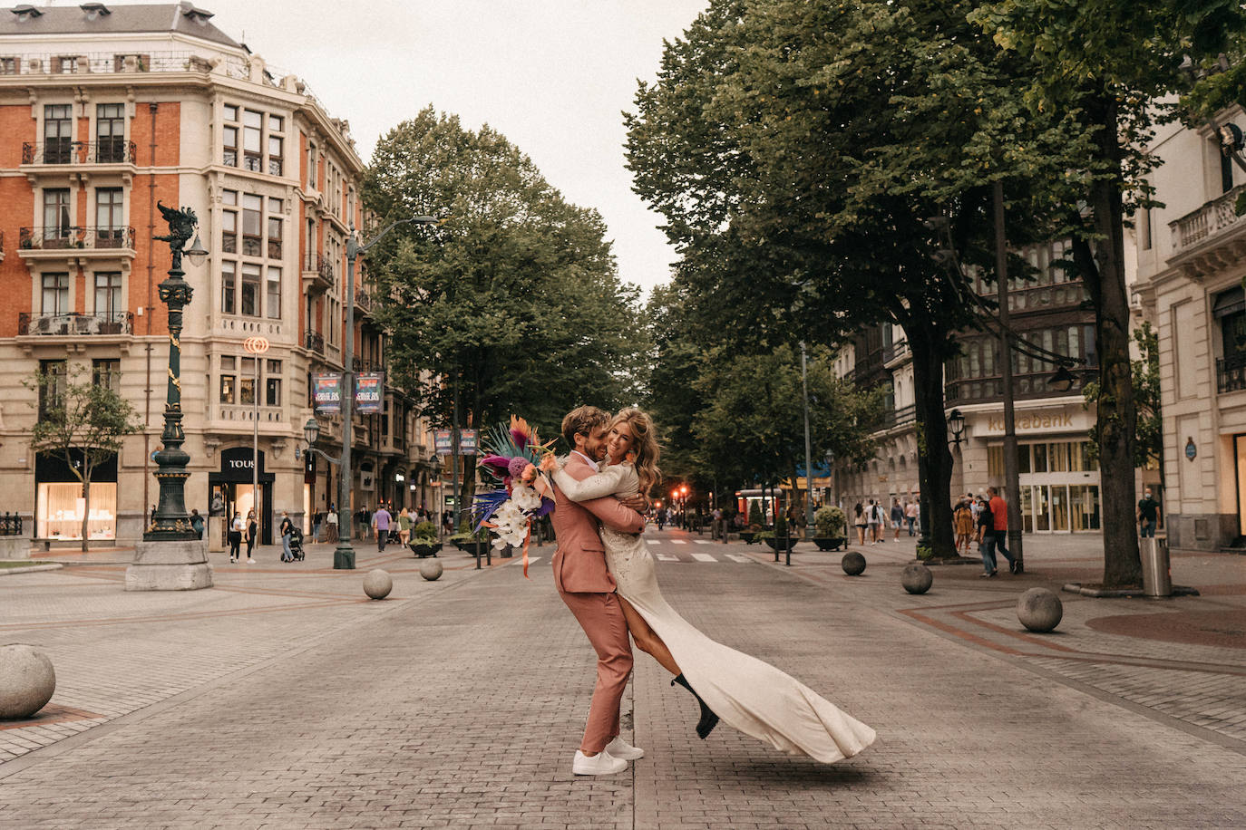 Fotos: Una novia con botas y su boda en la Gran Vía de Bilbao