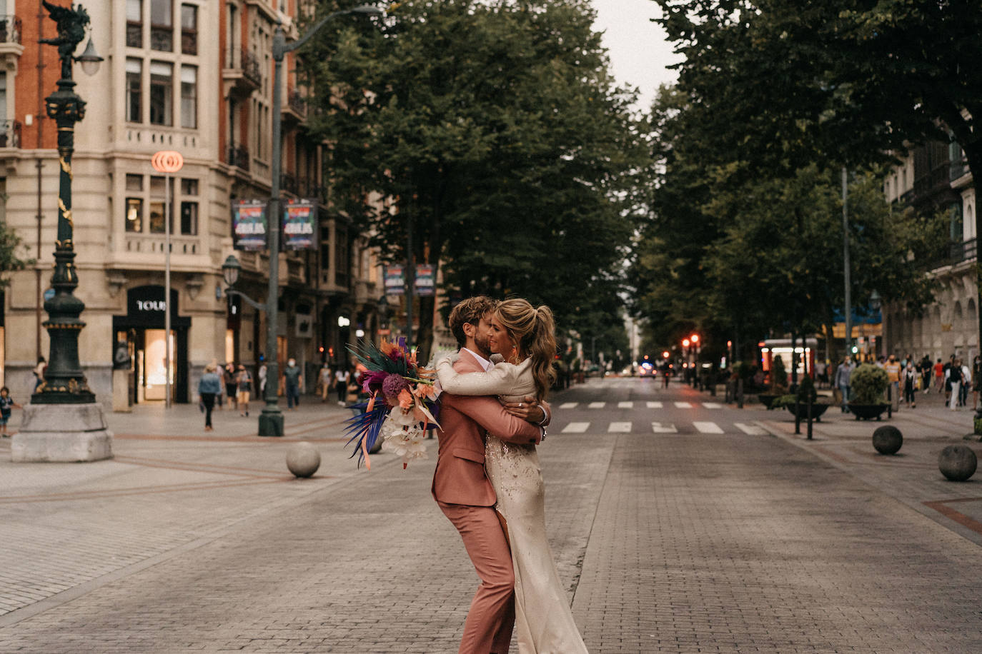 Fotos: Una novia con botas y su boda en la Gran Vía de Bilbao