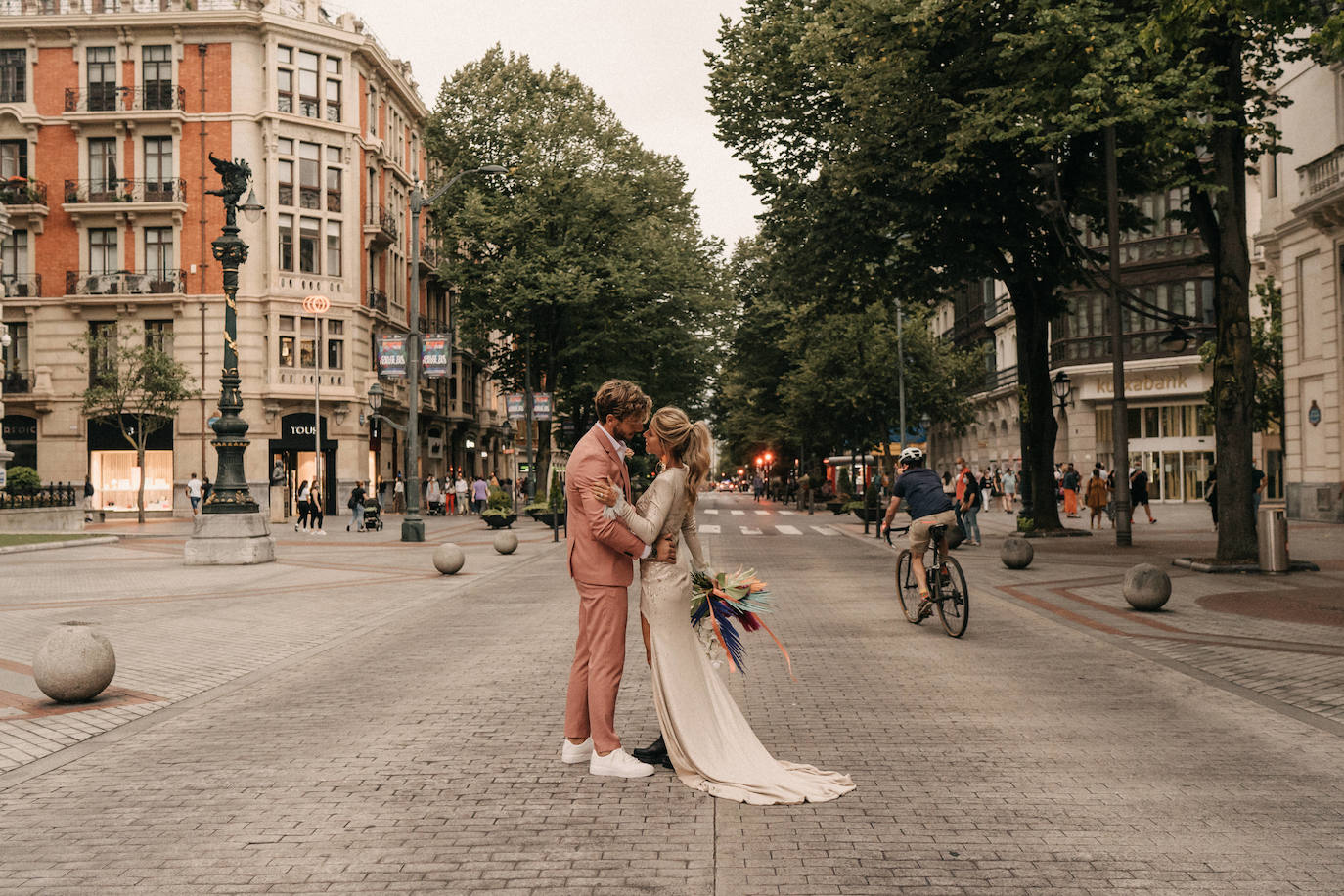 Fotos: Una novia con botas y su boda en la Gran Vía de Bilbao