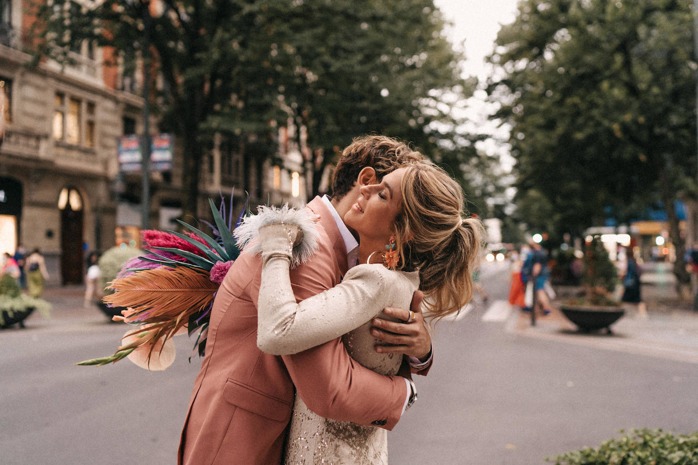 Fotos: Una novia con botas y su boda en la Gran Vía de Bilbao