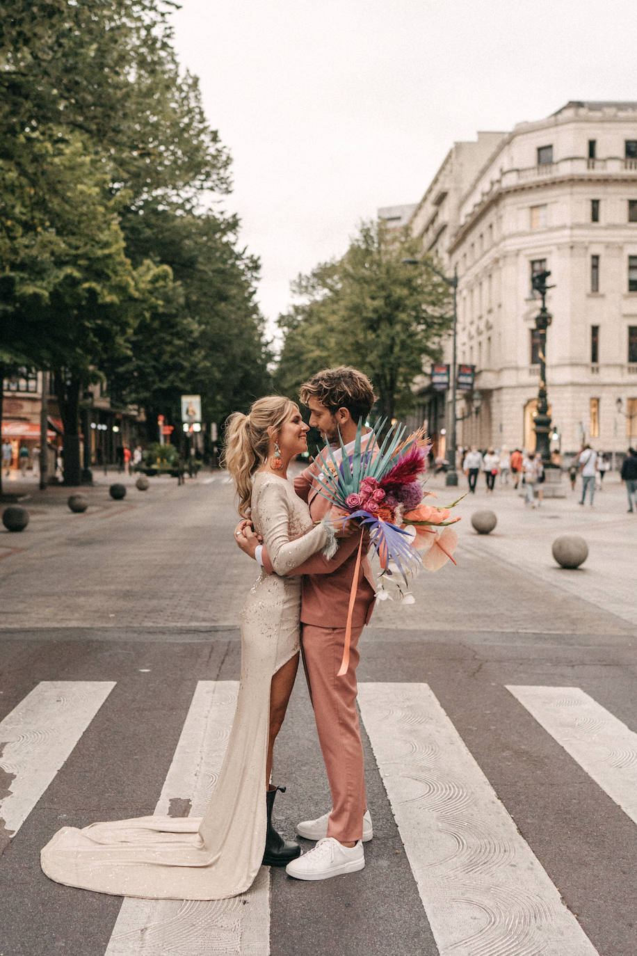 Fotos: Una novia con botas y su boda en la Gran Vía de Bilbao