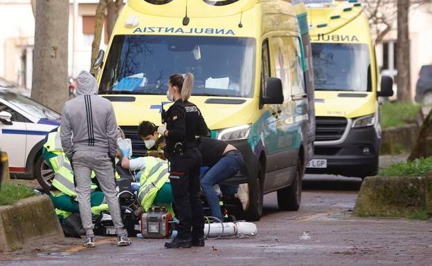 Sanitarios tratan de reanimar al acuchillado, en presencia de agentes de la Ertzaintza. 