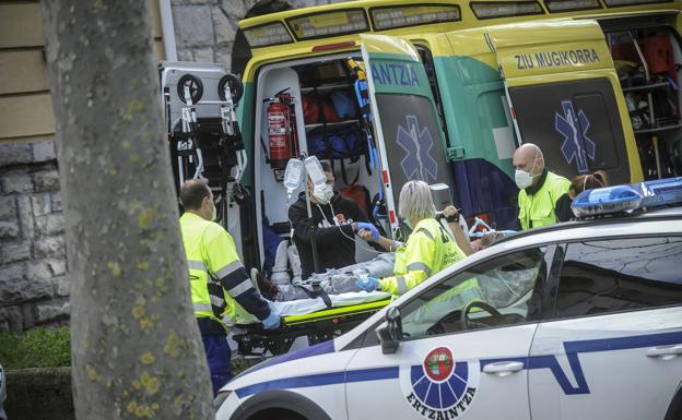 Imagen principal - Traslado de Mohamed. Abajo, ertzainas en la calle Flandes. Y momento de la detención de Z. A. en Nieves Cano. 