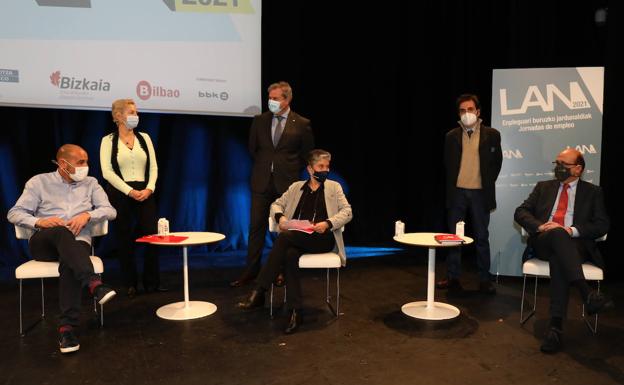Javier Riaño, Gloria Múgica, Javier Garcinuño, Sara de la Rica, José Vicente Merino y Javier Gracia, antes de arrancar el debate.