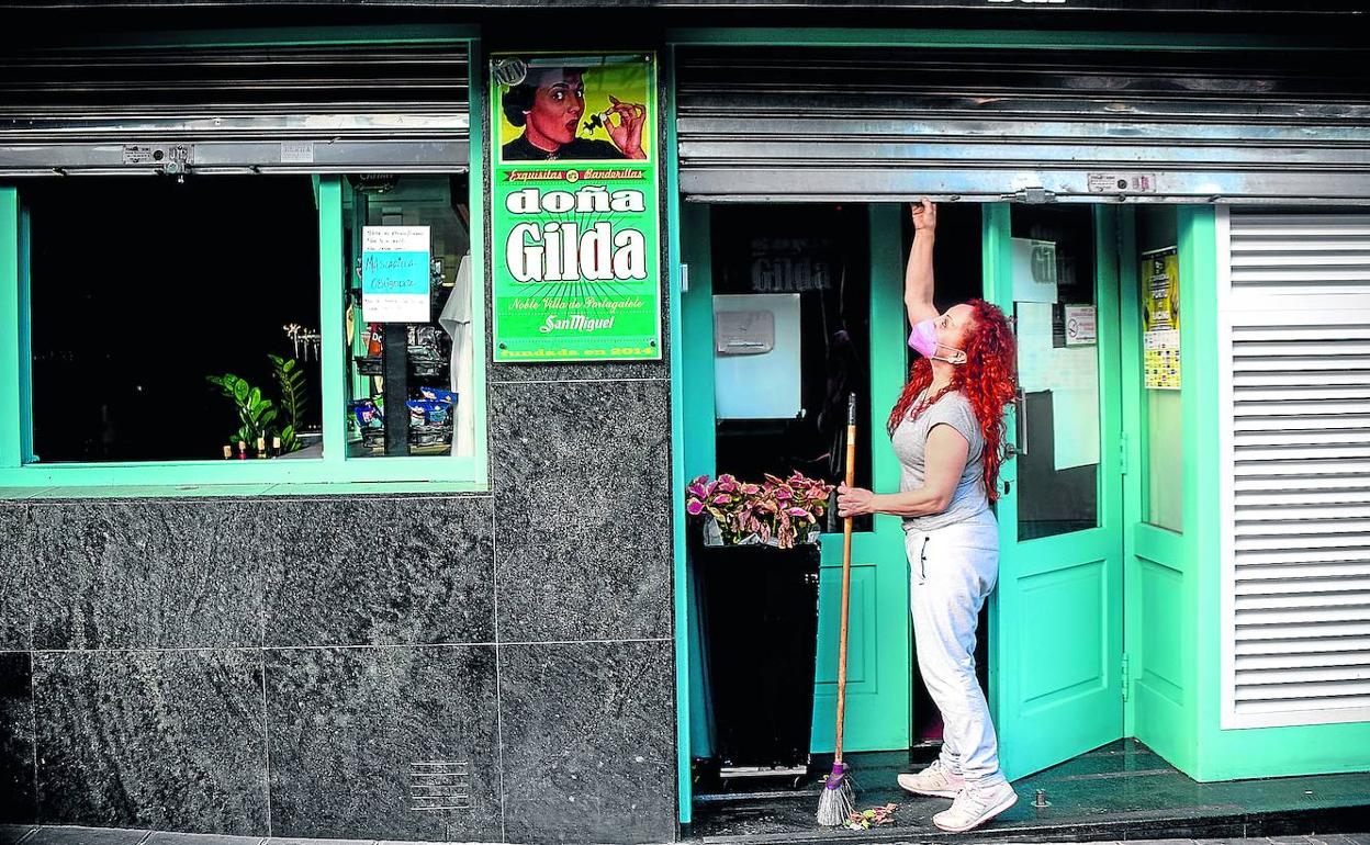El bar Doña Gilda de la calle Gregorio Uzquiano de Portugalete ultimaba ayer los preparativos para reabrir sus puertas. 