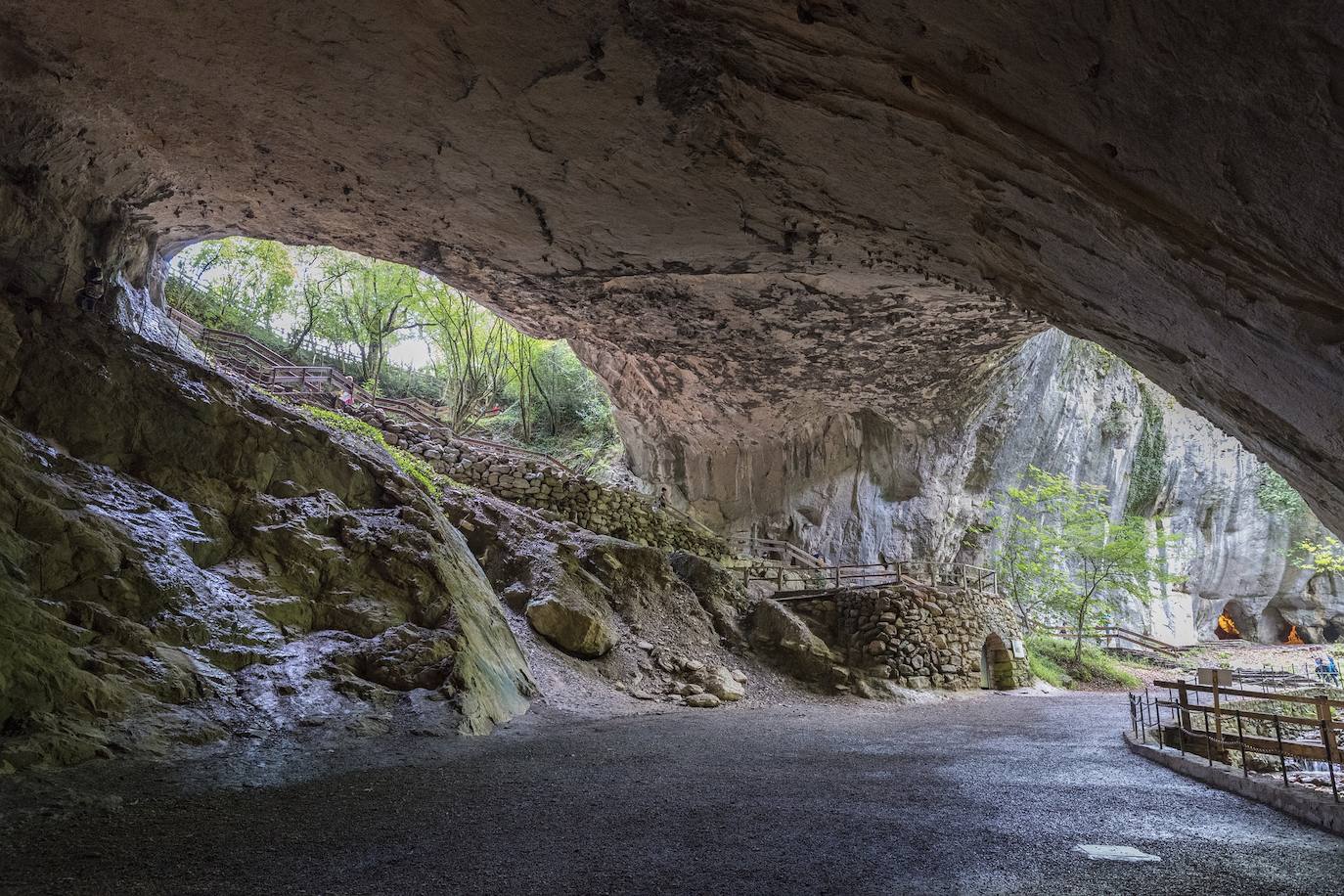 4.- Cuevas de Zugarramurdi (Navarra) | La Cueva de Zugarramurdi, situada a medio kilómetro del pueblo de Zugarramurdi, es donde se dice que celebraban sus ritos paganos y que fueron presentados como prueba irrefutable de brujería.