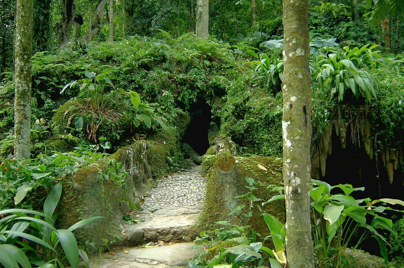 4.- Cuevas de Zugarramurdi (Navarra) | En el Pirineo occidental, a escasa distancia de la frontera con Francia, se encuentra Zugarramurdi, un pueblo que está ligado a la brujería desde 1610. Brujería, magia negra, vampirismo, canibalismo y trato con el mismo diablo son sólo algunos de los rumores que han habitado estas tierras durante años.