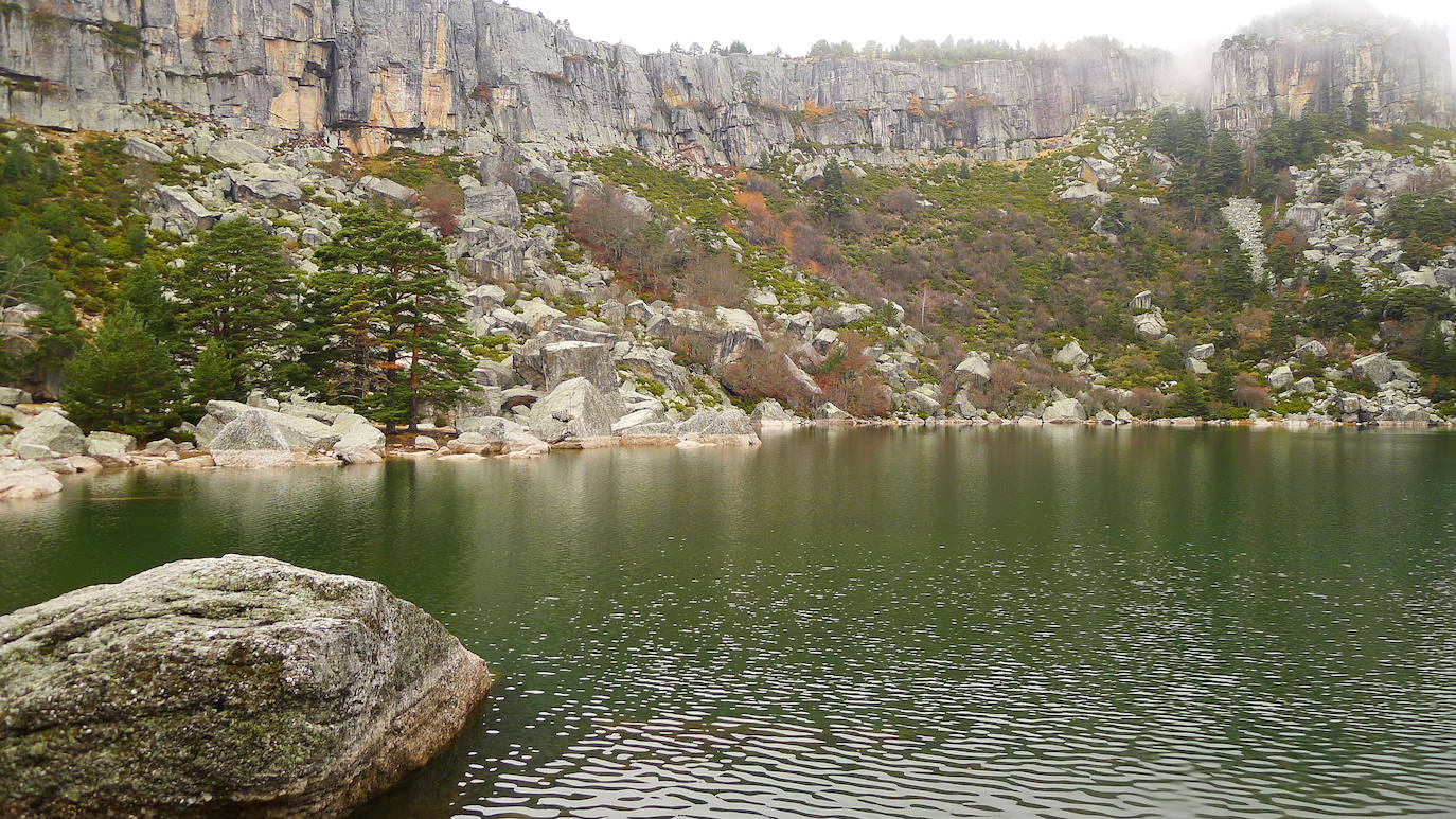 6.- Laguna Negra de Urbión (Soria) | Esta espectacular laguna, rodeada de bosque y naturaleza por todos los lados, se encuentra a 50 km. de Soria.