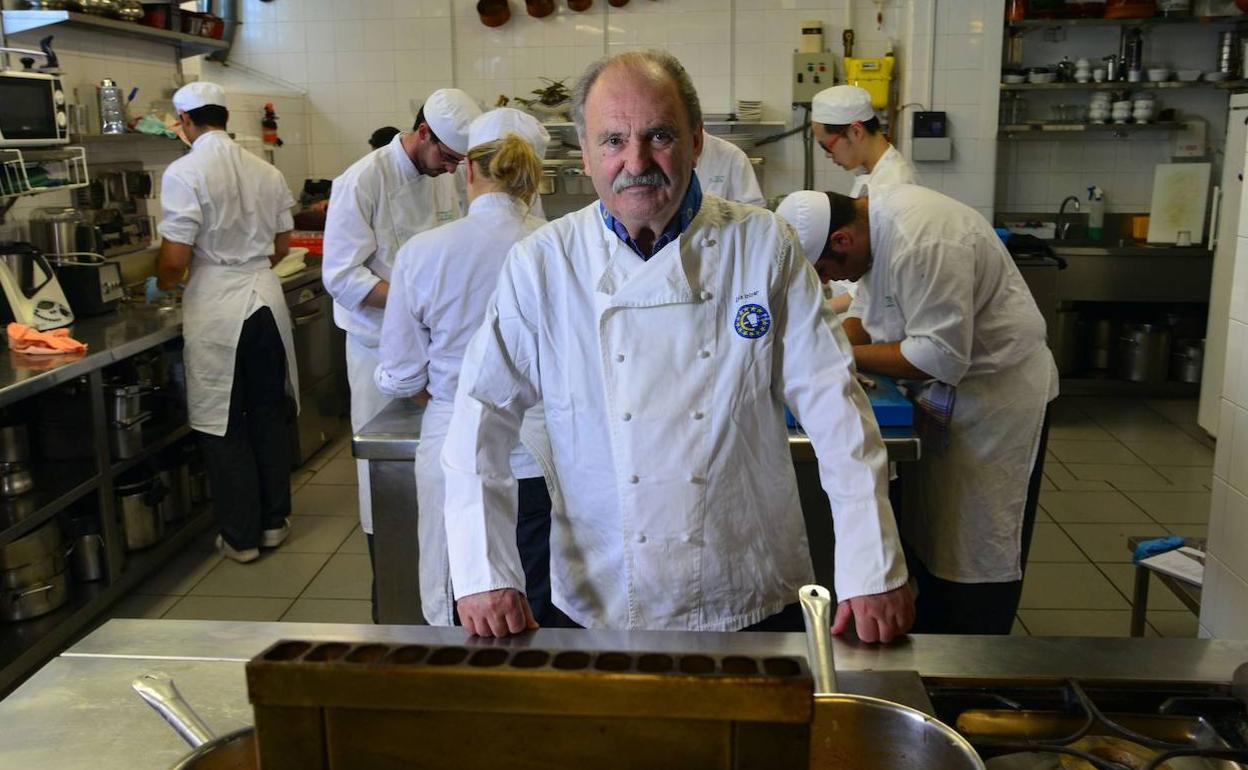 Irizar posa en la cocina de su escuela.