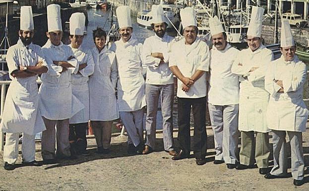 Esta icónica imagen, que sirvió para ilustrar un calendario de la Caja de Ahorros Provincial de Guipúzcoa de 1980, unió a algunos de los cocineros emergentes: Karlos Arguiñano, José Juan Castillo, Juan Mari Arzak, Tatus Fombellida (maître), Pedro Subijana, Ramón Roteta, Patxiku Kintana, Irizar, Ricardo Idiaquez y Xabier Zapirain. 