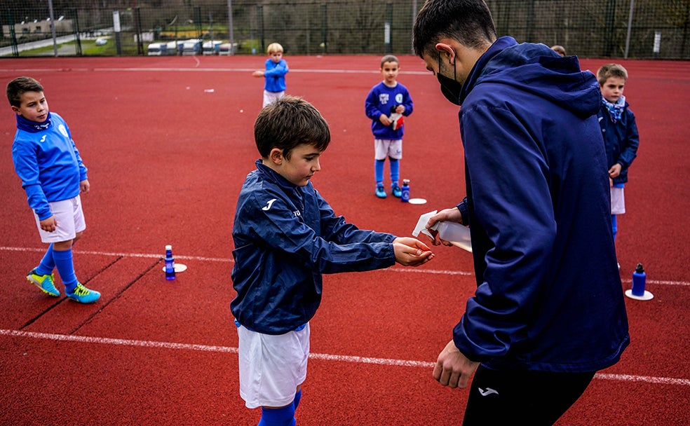 Deporte escolar en Euskadi: El deporte escolar mantiene la prohibición en municipios en zona roja por el covid