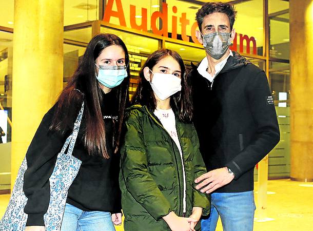 Andrea y Sofía González Ibarretxe y Luis González Escribano. 