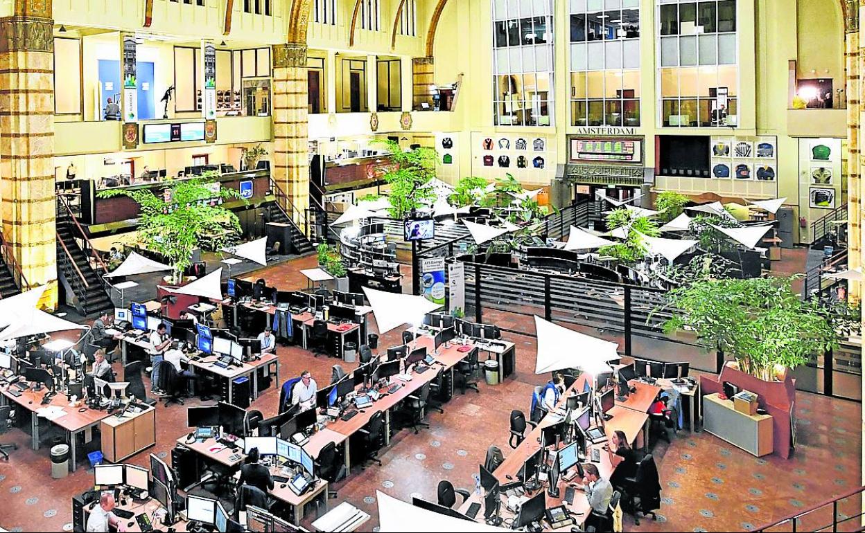 Interior del parqué de Ámsterdam, en plena actividad. 