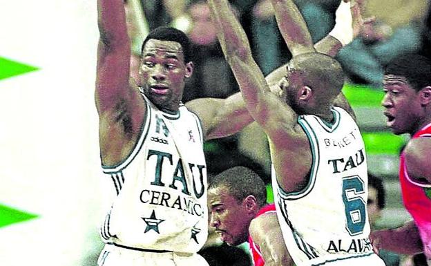 Anthony Bonner y Elmer Bennett atosigan a Turner en la final de Valencia'99.