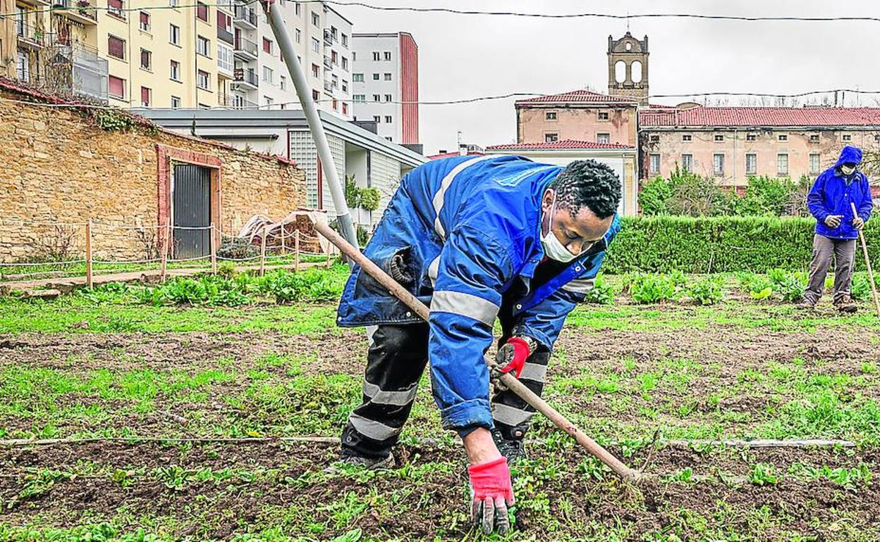 Las huertas del convento albergan ahora un proyecto orientado a personas en riesgo de exclusión, un programa que el Obispado pretende mantener.