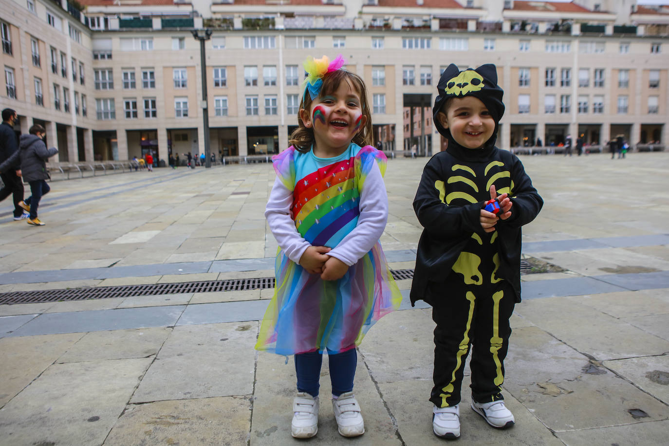 Fotos: Vitoria cambia la máscara por la mascarilla y se deja el disfraz en casa