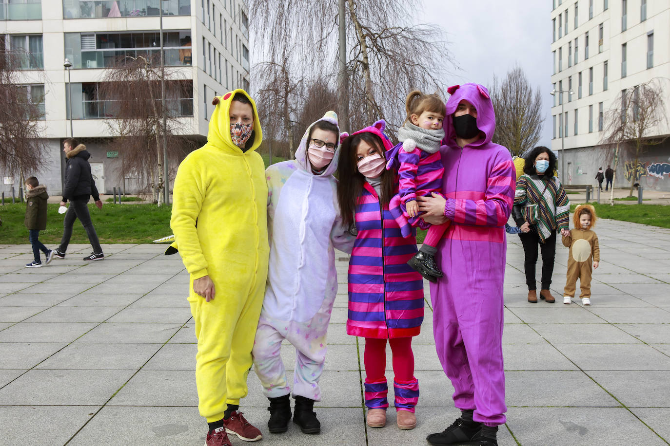 Fotos: Vitoria cambia la máscara por la mascarilla y se deja el disfraz en casa