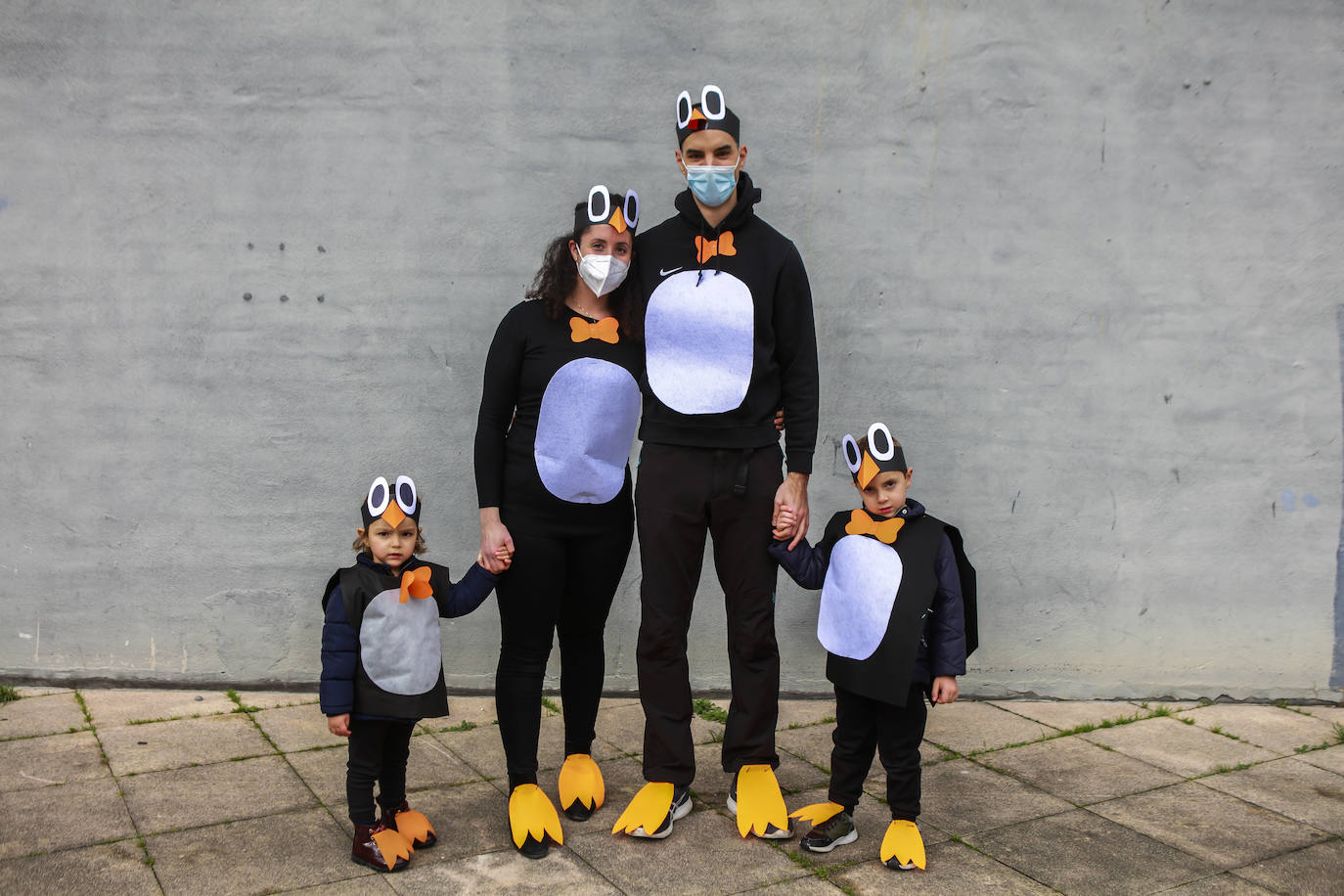 Fotos: Vitoria cambia la máscara por la mascarilla y se deja el disfraz en casa