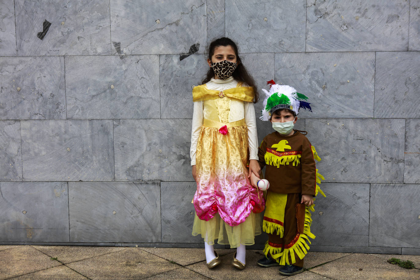Fotos: Vitoria cambia la máscara por la mascarilla y se deja el disfraz en casa