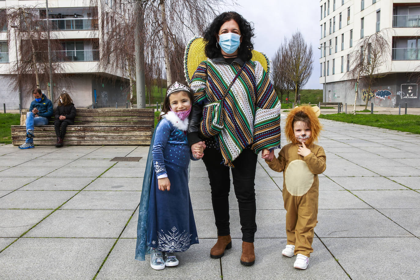 Fotos: Vitoria cambia la máscara por la mascarilla y se deja el disfraz en casa