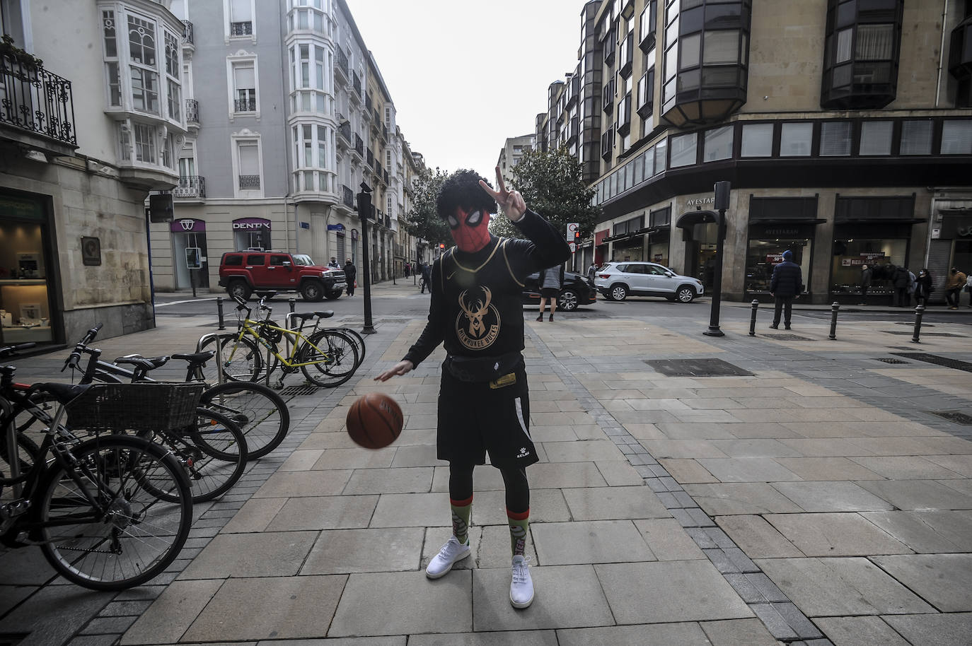 Fotos: Vitoria cambia la máscara por la mascarilla y se deja el disfraz en casa