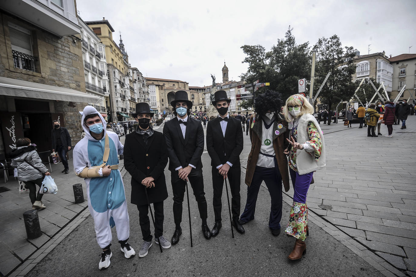 Fotos: Vitoria cambia la máscara por la mascarilla y se deja el disfraz en casa