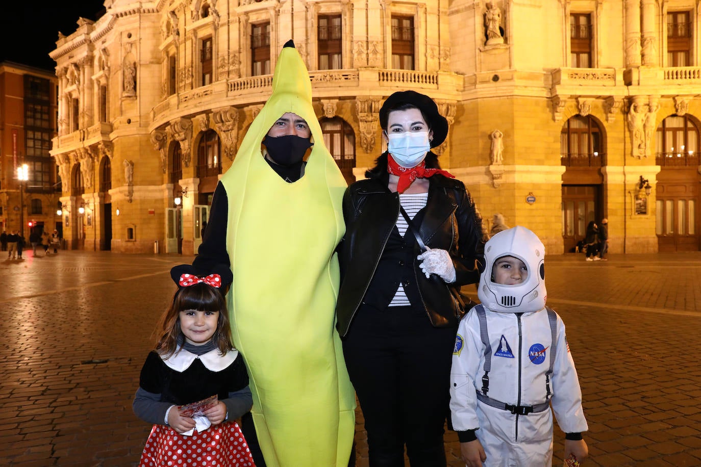 Fotos: Disfraces con mascarilla para disfrutar de los carnavales en Bilbao
