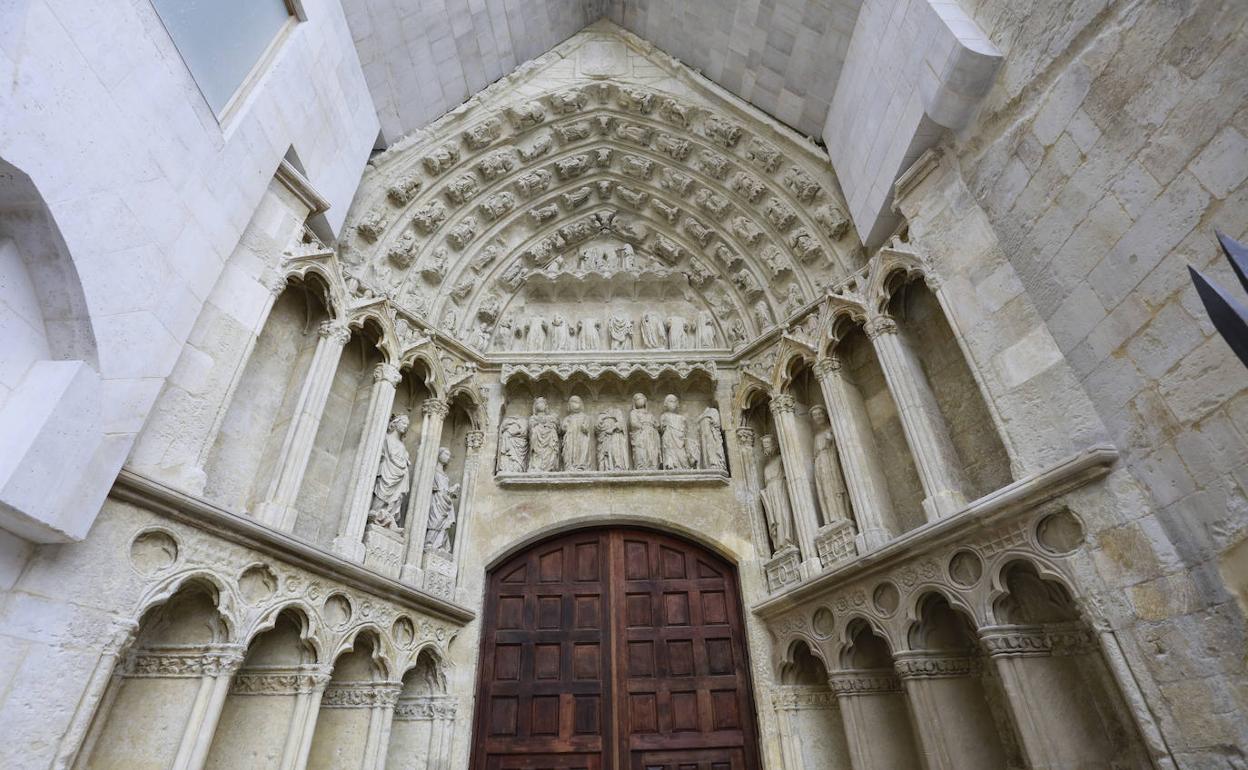 La portada de Santa Ana luce imagen renovada tras casi dos años de restauración. 