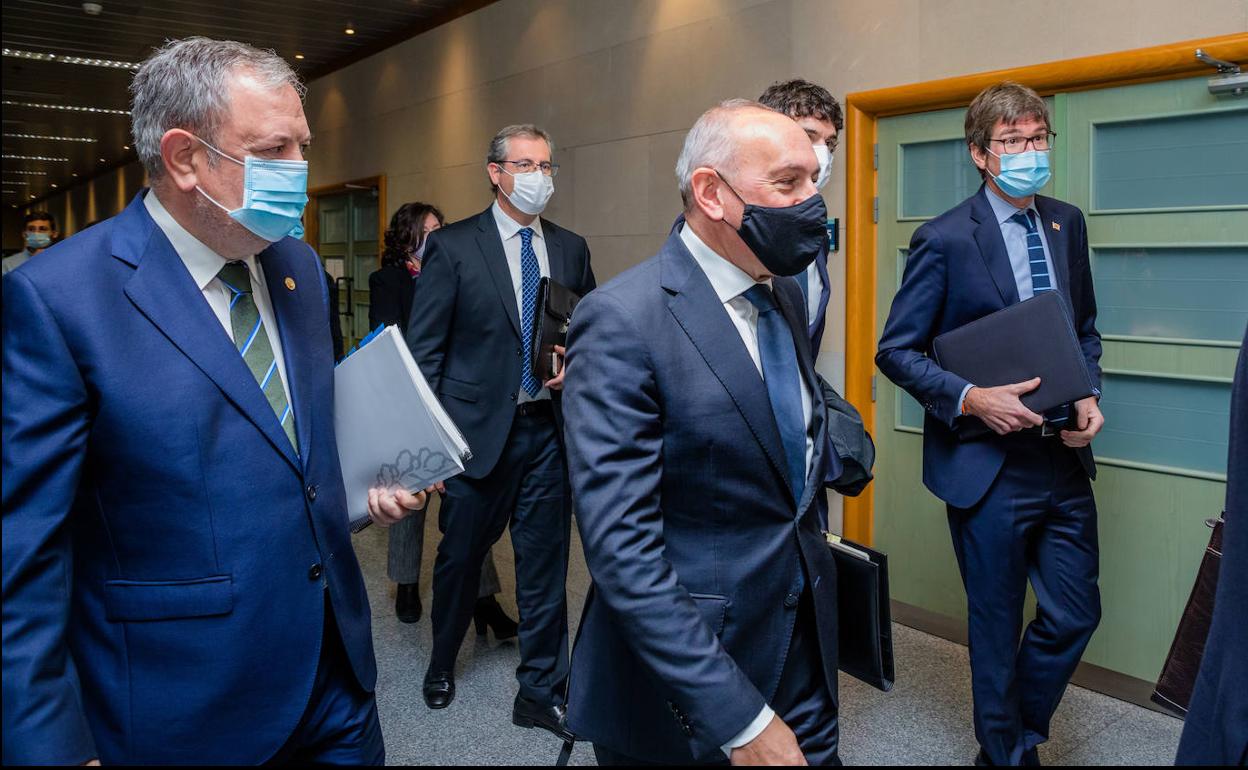 Ramiro González junto al diputado Pedro Azpiazu, los otros dos diputados generales y el presidente de Eudel, Gorka Urtaran.