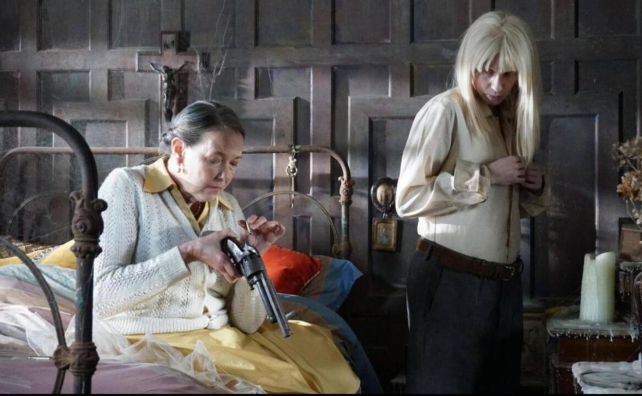 Harriet Sansom Harris y Natalia Tena en un fotograma de 'Baby', de Bajo Ulloa. 