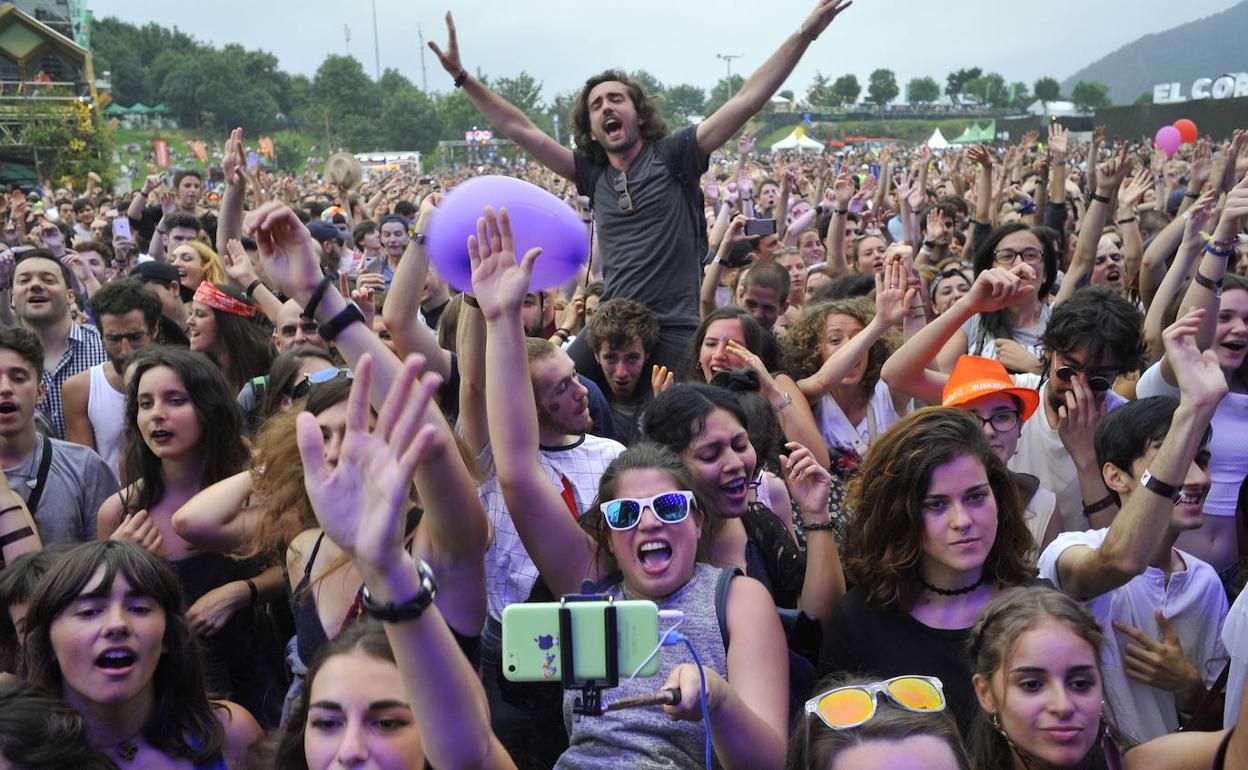 Miles de personas disfrutan de un concierto en el Bilbao BBK Live.