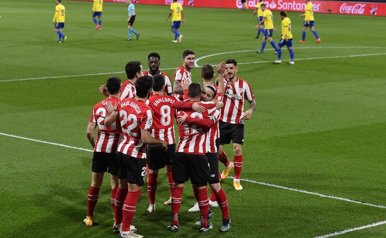 Jugadores del Athletic celebran uno de los dos goles de Berenguer. 