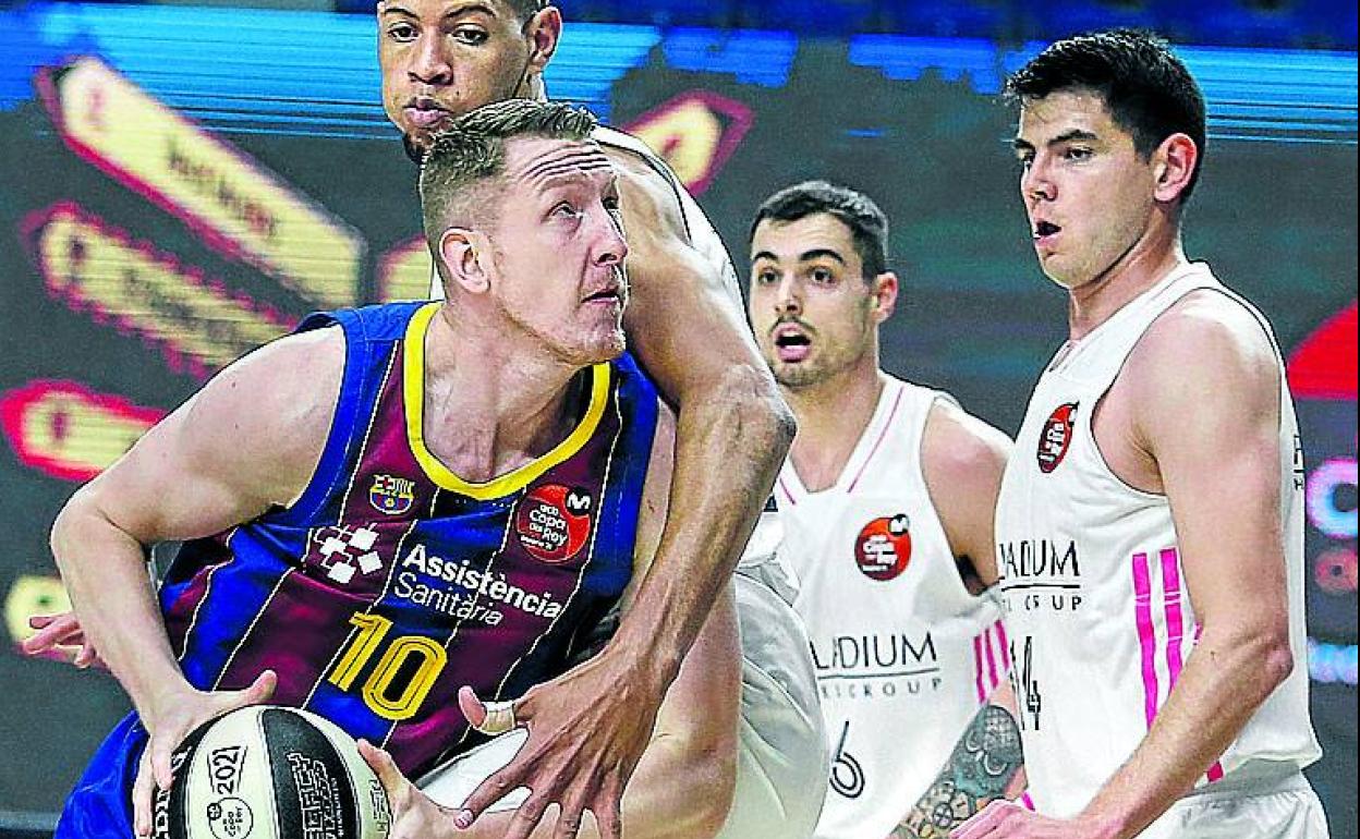 Tavares trata de frenar al blaugrana Roland Smits. 