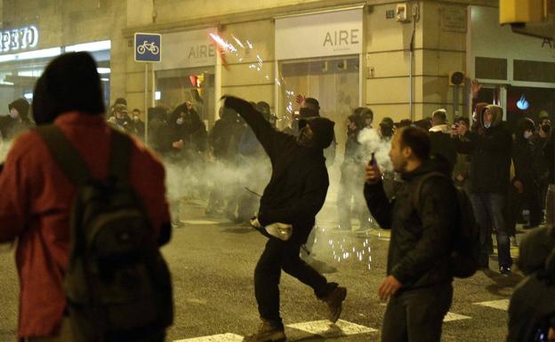 Lanzamiento de objetos contra los Mossos d'Escuadra en Barcelona.