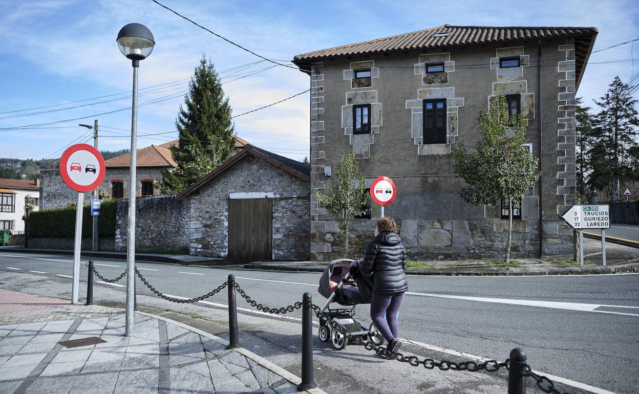 Una vecina del Valle de Villaverde pasea con un bebé.