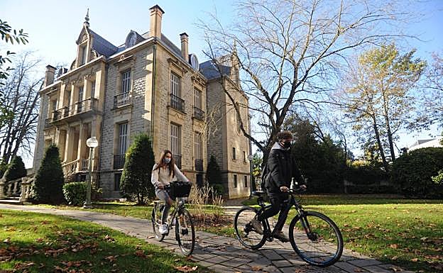 Dos ciclistas circulan junto al Palacio Zulueta