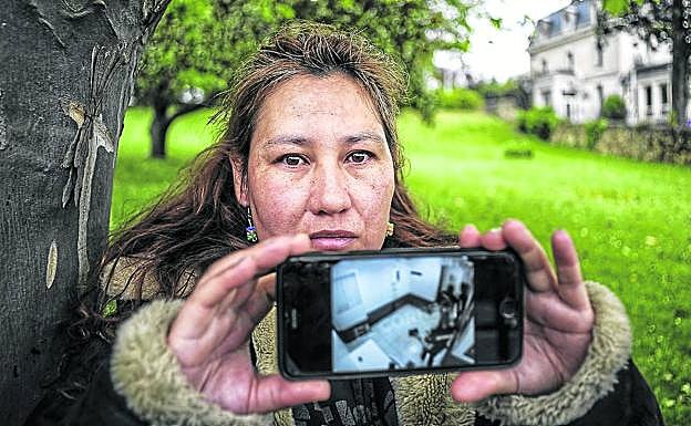 Silvia S., española de origen boliviano, muestra el vídeo de la agresión que fue desvelado por EL CORREO. 