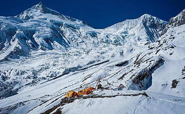 Campo base con el Manaslu al fondo.