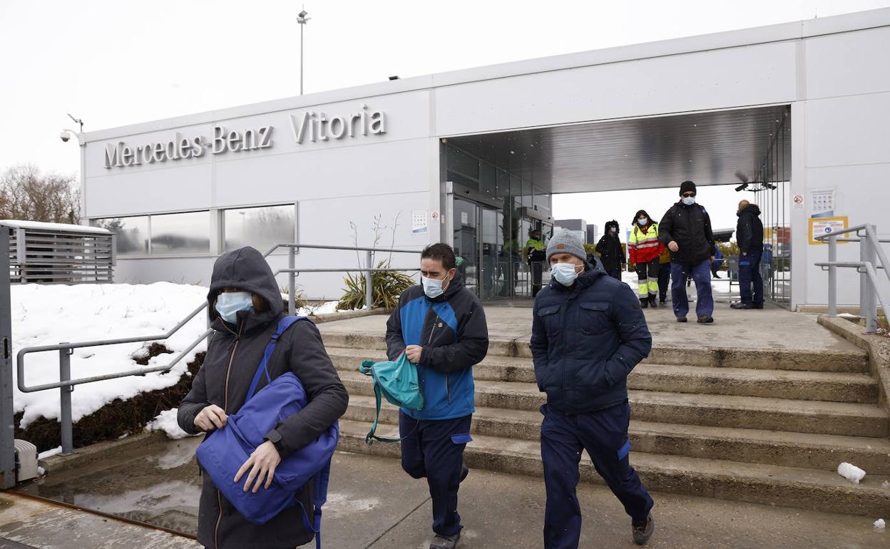 Trabajadores de la planta de Mercedes en Vitoria salen del turno de mañana.