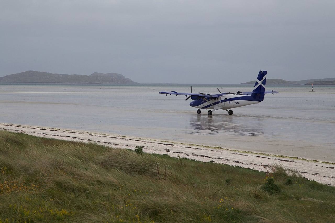 La gran peculiaridad de este aeropuerto es que no hay ninguna pista de asfalto con luces y señales, sino que el aterrizaje se realiza en una playa, y sólo durante la marea baja. 