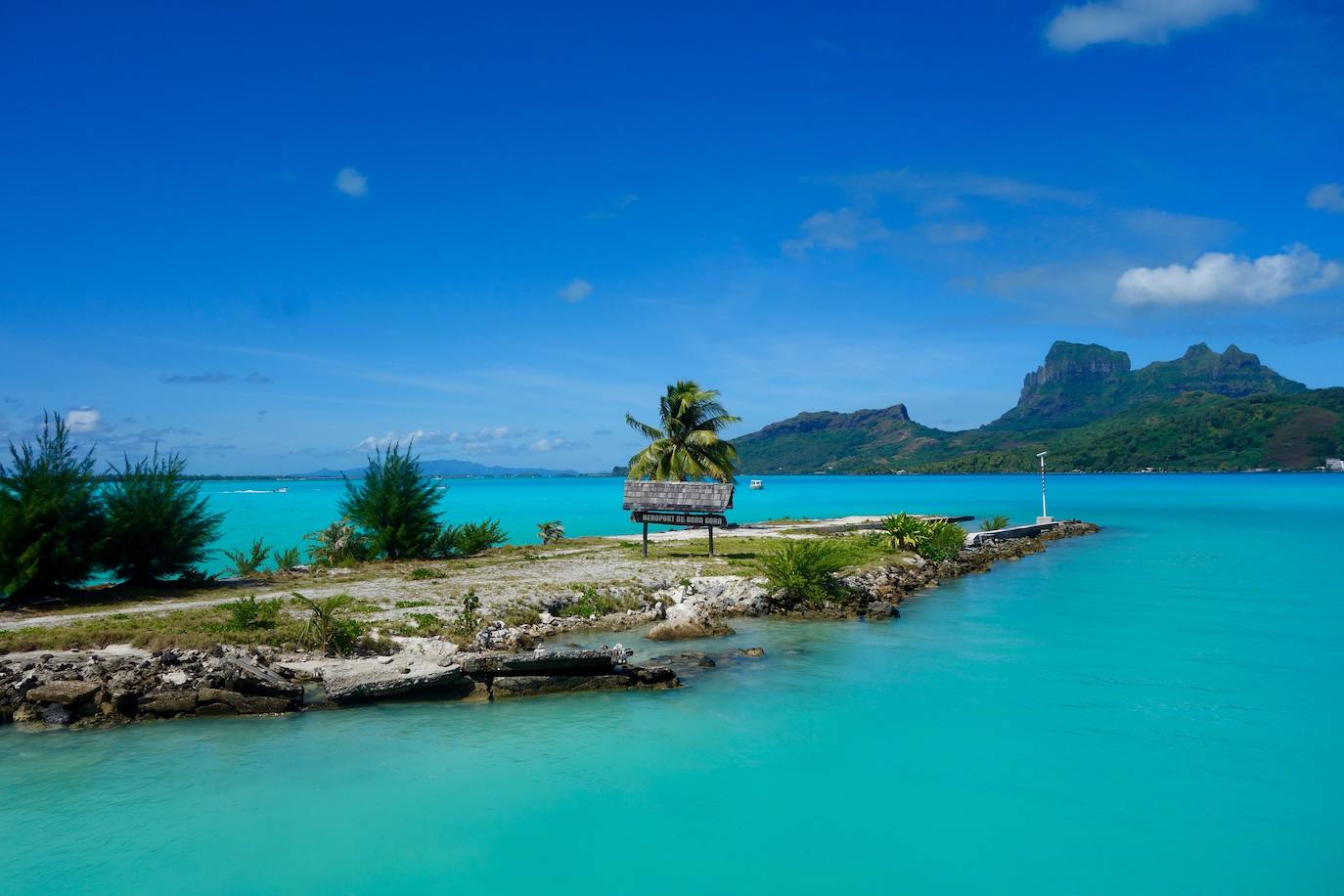 Aeropuerto de Bora Bora, Motu Mute (Polinesia Francesa) | El aeropuerto fue inaugurado en 1943, durante la Segunda Guerra Mundial. El Servicio comercial llegó a estar disponible en 1958 después de que se reconstruyó la pista. 